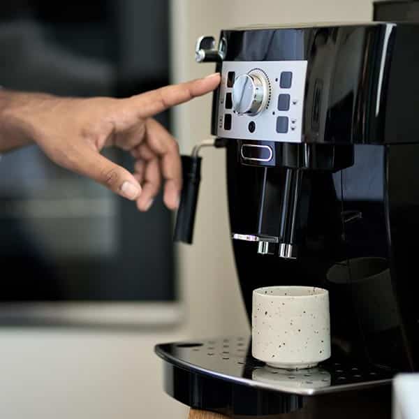 Kafffeevollautomat in Benutzung